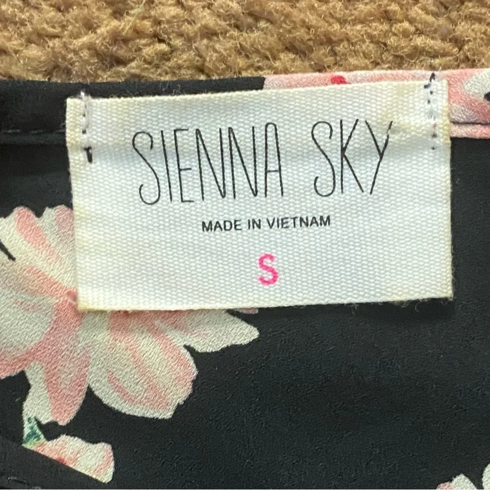 🍒5-$50 Flowered shirt + skirt
Sienna Sky cold shoulder Top
Forever 21 Skirt - Picture 2 of 9